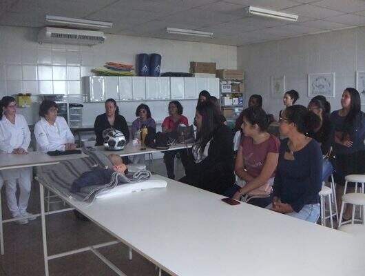 Alunas do 9º Termo do curso de Enfermagem orientam sobre cuidados com recém-nascidos