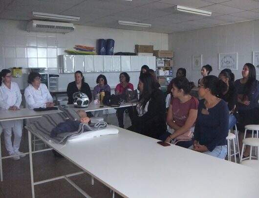 Alunas do 9º Termo do curso de Enfermagem orientam sobre cuidados com recém-nascidos