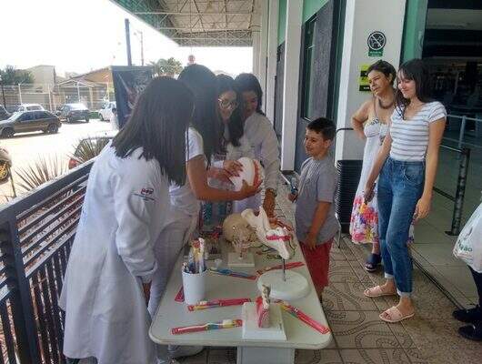 Como escovar os dentes: calouras de Odonto “dão aula”