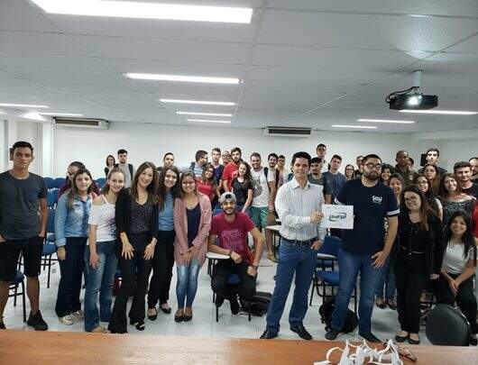 Egresso fala sobre trajetória profissional aos alunos de Administração