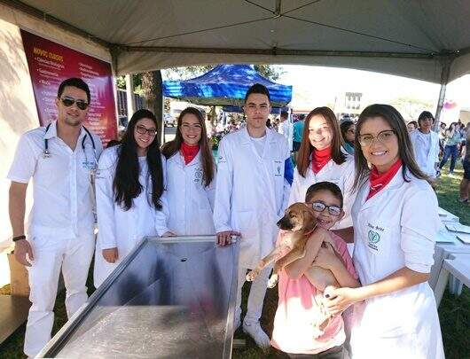 Alunos do curso de Medicina Veterinária da UniFSP participam